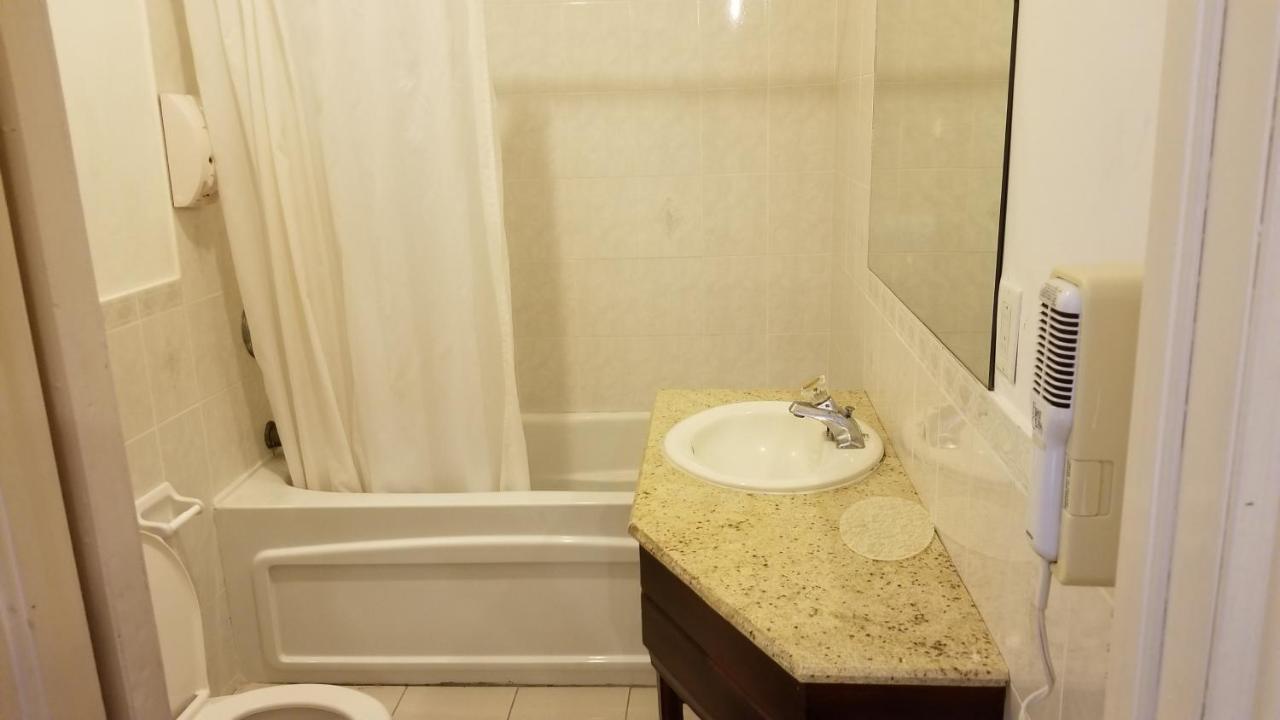 Guest House Villa Mishkan Runaway Bay Esterno foto