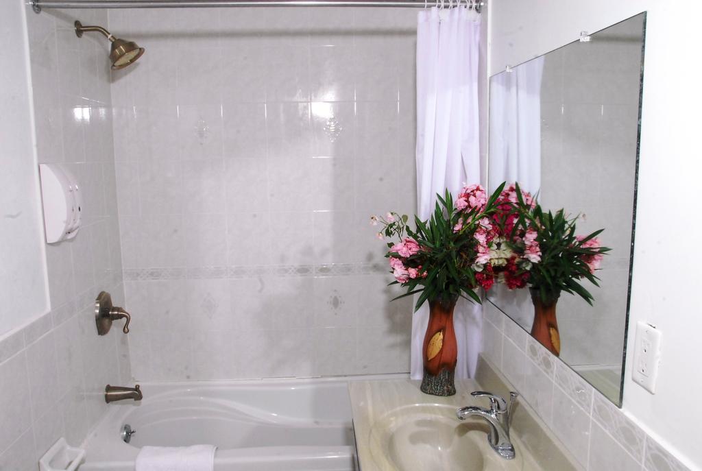 Guest House Villa Mishkan Runaway Bay Esterno foto